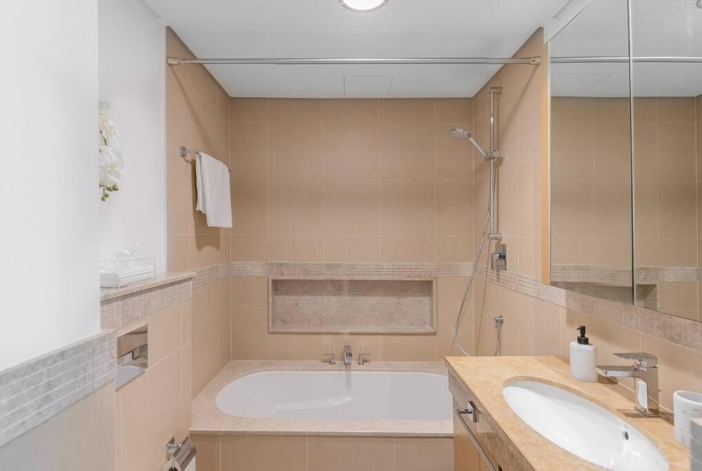 Larbi Breathtaking Burj Khalifa & Fountain Luxurious 1br Dubai
